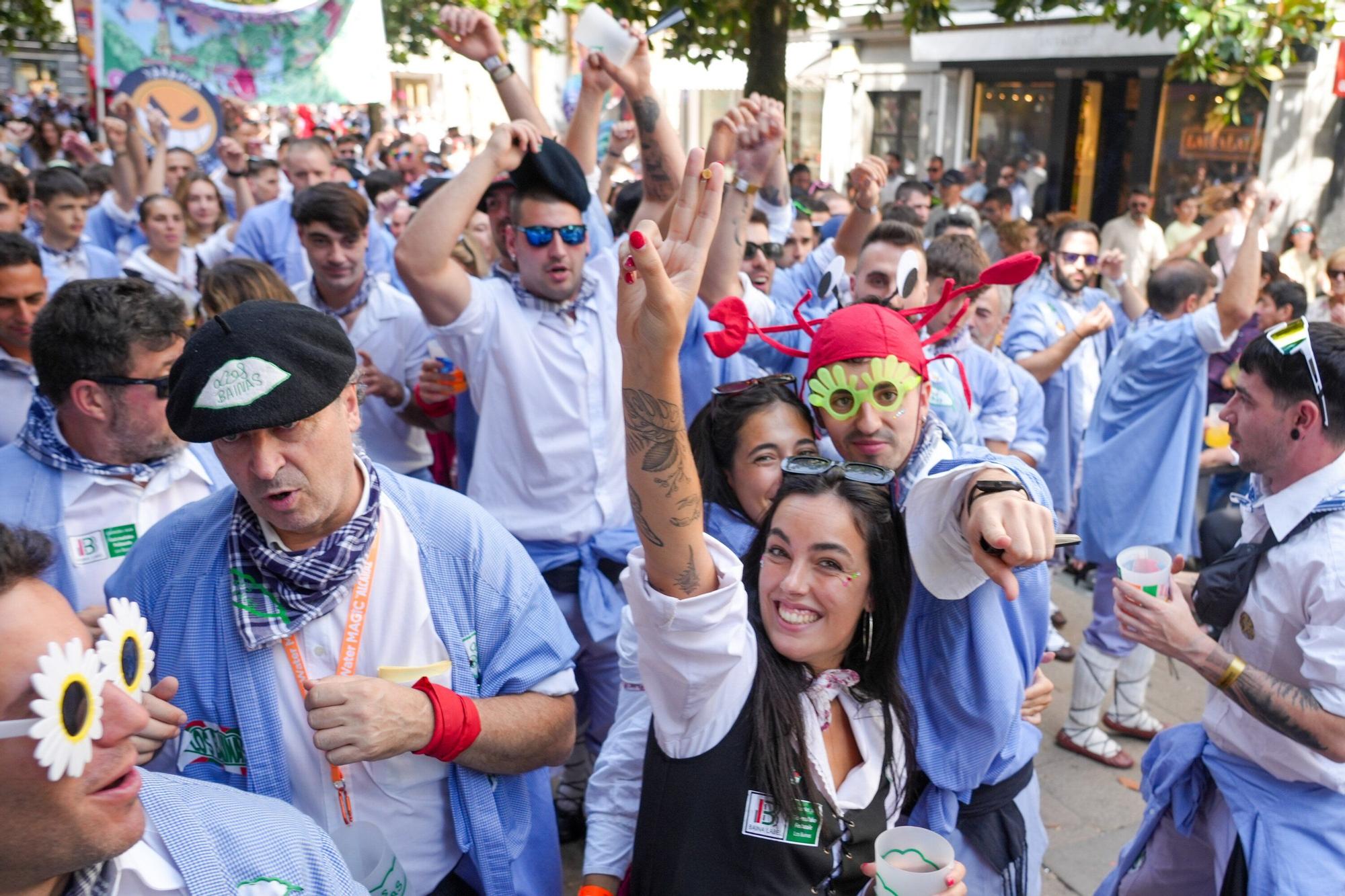 En imágenes: Blusas y neskas desfilan en el primer paseíllo