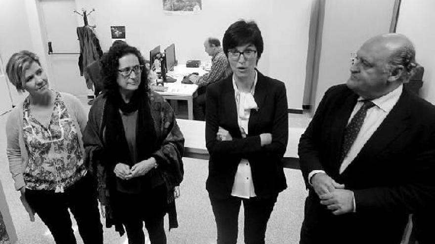 Maite Muguerza (trabajadora social), Belén Garayoa (psicóloga), Izaskun Gartzaron (responsable de la oficina) y Joaquín Galve (presidente del TSJN), en la visita de ayer.