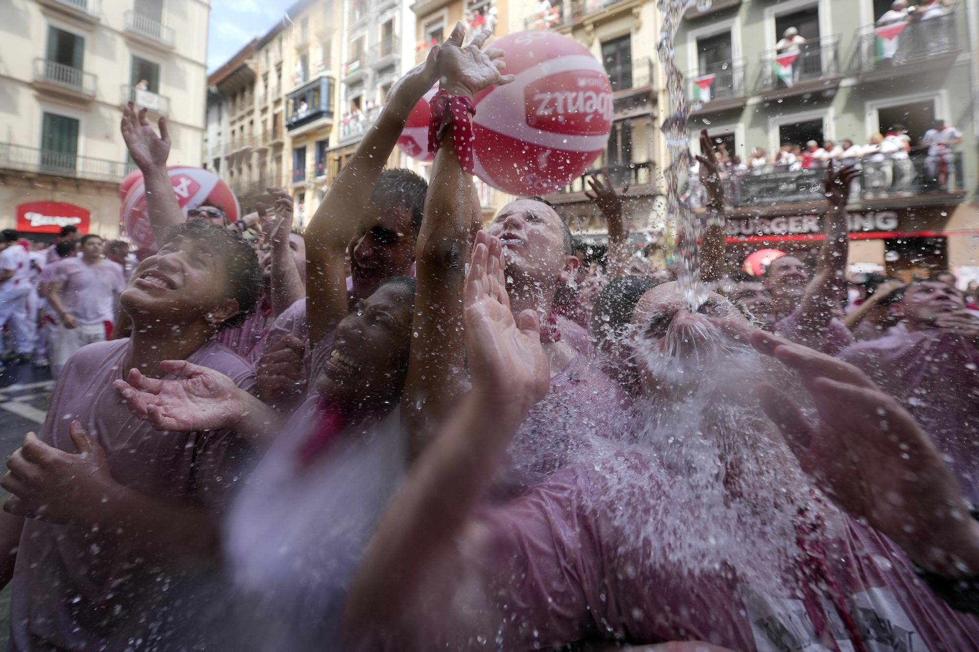 Fotos del  Chupinazo de San Fermín 2025 en Pamplona: ¡La fiesta más internacional se enciende con un grito solidario por Palestina!