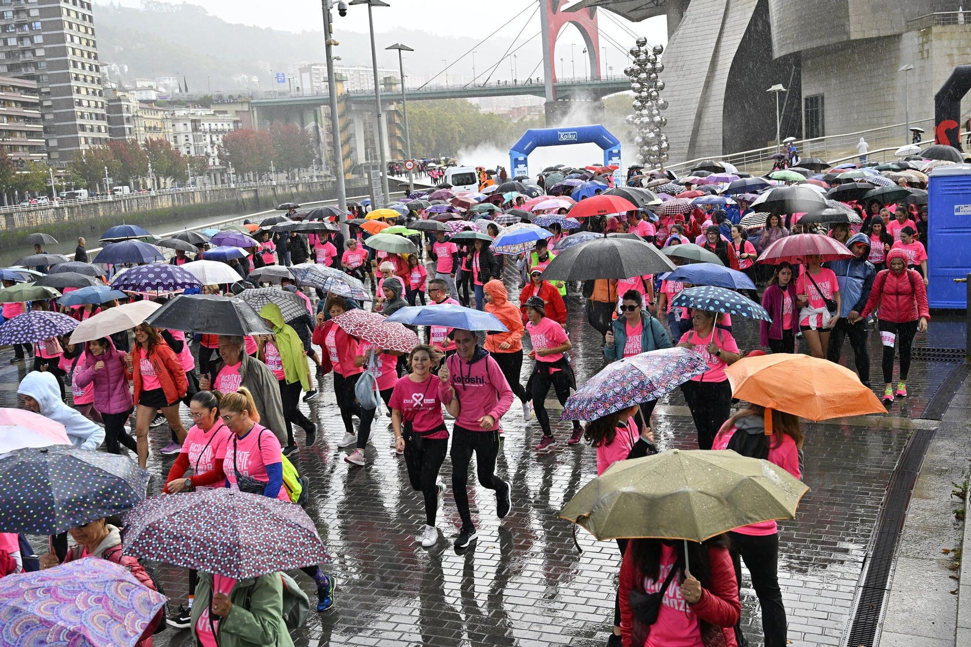 En imágenes: los paraguas tiñen la marea rosa de Bilbao