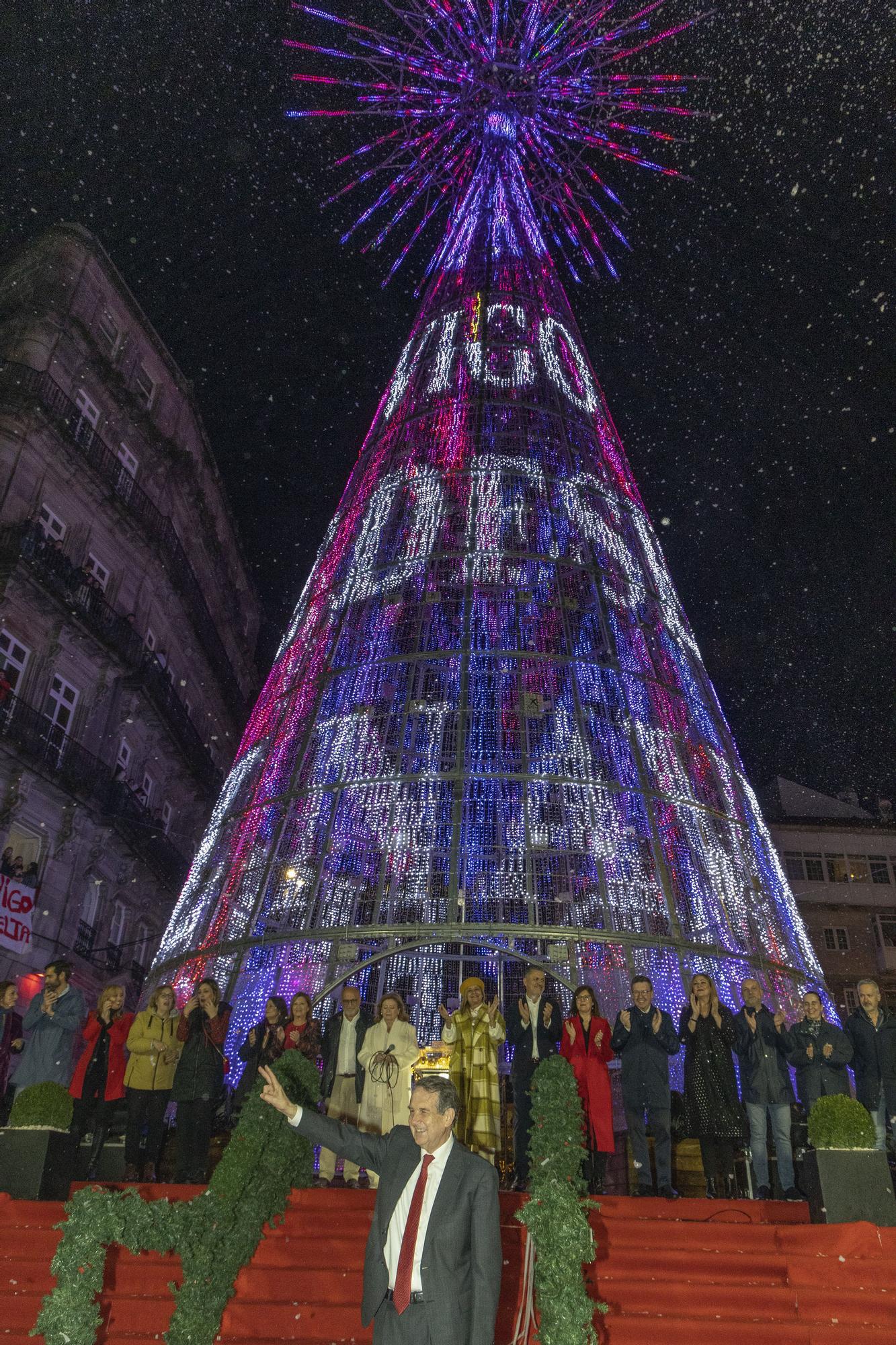 En imágenes: Ya es Navidad en Vigo: así ha sido el accidentado encendido de luces