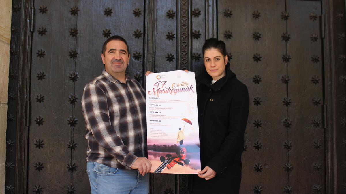 El concejal de Cultura, Iñaki Olalde y la técnica del departamento, Edurne Soraluze, en la presentación de Musikegunak. El concejal de Cultura, Iñaki Olalde y la técnica del departamento, Edurne Soraluze, en la presentación de Musikegunak.