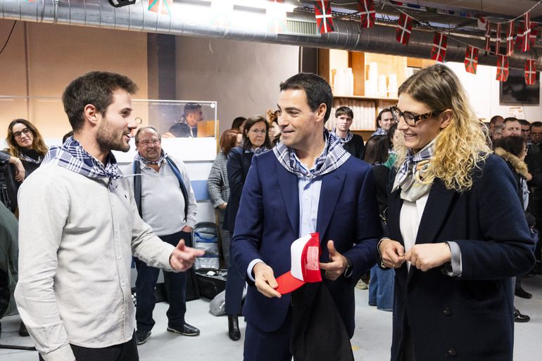 El Lehendakari Imanol Pradales y la vicelehendakari primera y consejera de Política Lingüística, Ibone Bengoetxea, se reunen con la diáspora en la Eskual Etxea de París