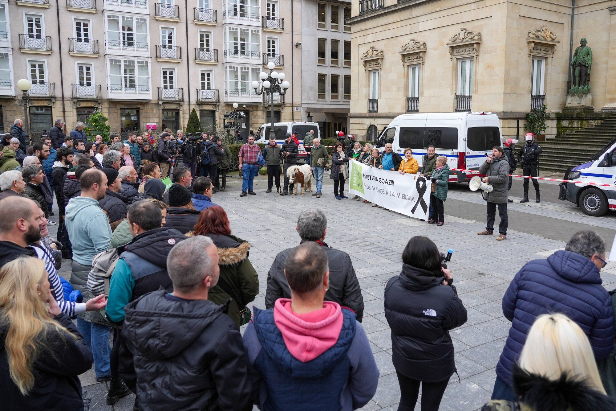 Los agricultores alaveses llegan a la Diputación con sus demandas