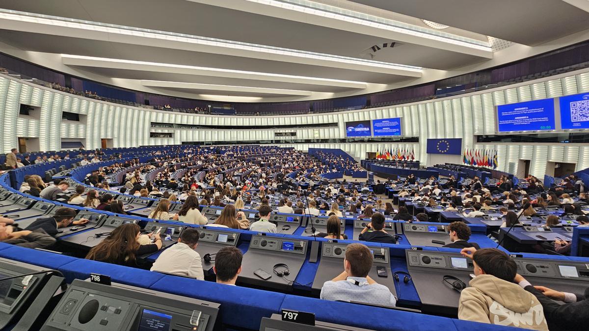 Cientos de jóvenes se han reunido este viernes ayer en el hemiciclo del Parlamento Europeo en Estrasburgo