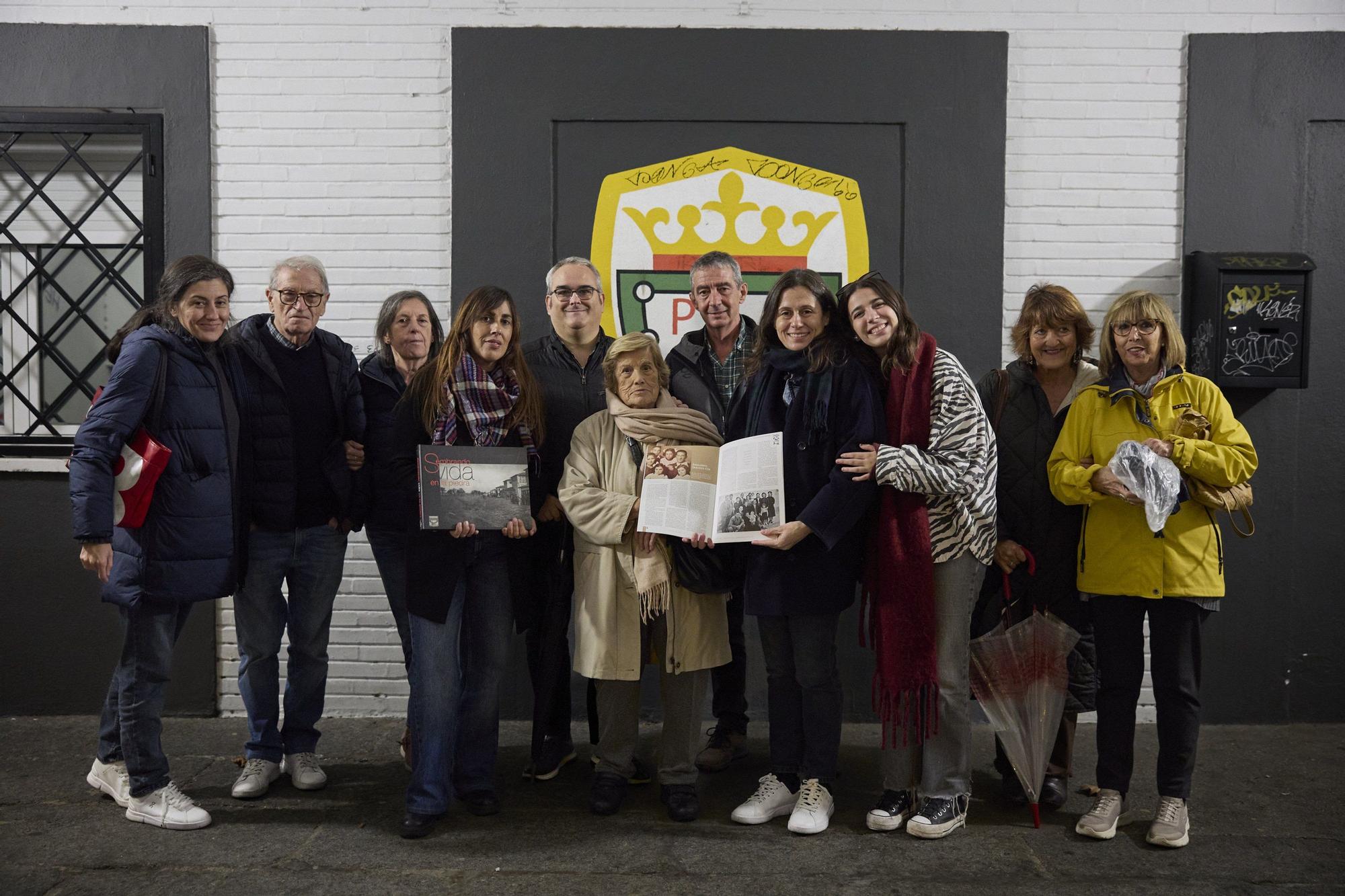 Fotos del reportaje con la familia suiza de Emiliano Iraizoz, de los primeros vecinos de la Txantrea y que leyó ante Franco en diciembre del 52.