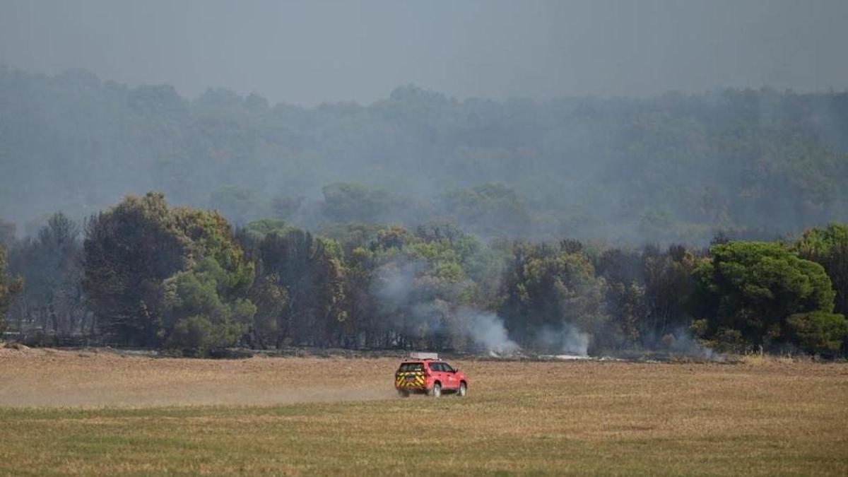 Un vehículo de emergencias en la zona perimetral del incendio que afecta a la zona forestal próxima a Carcastillo.