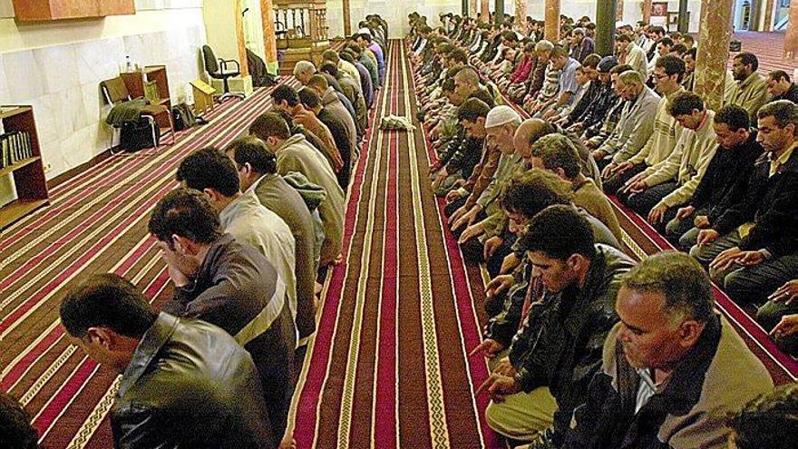Varios musulmanes se congregan en una mezquita para rezar durante el Ramadán.Eliminar