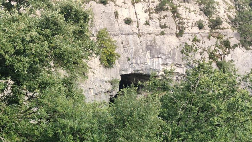 Una ruta "fácil" por el interior de una cueva a tan sólo 25 minutos de Bilbao: "La verdad que es alucinante"