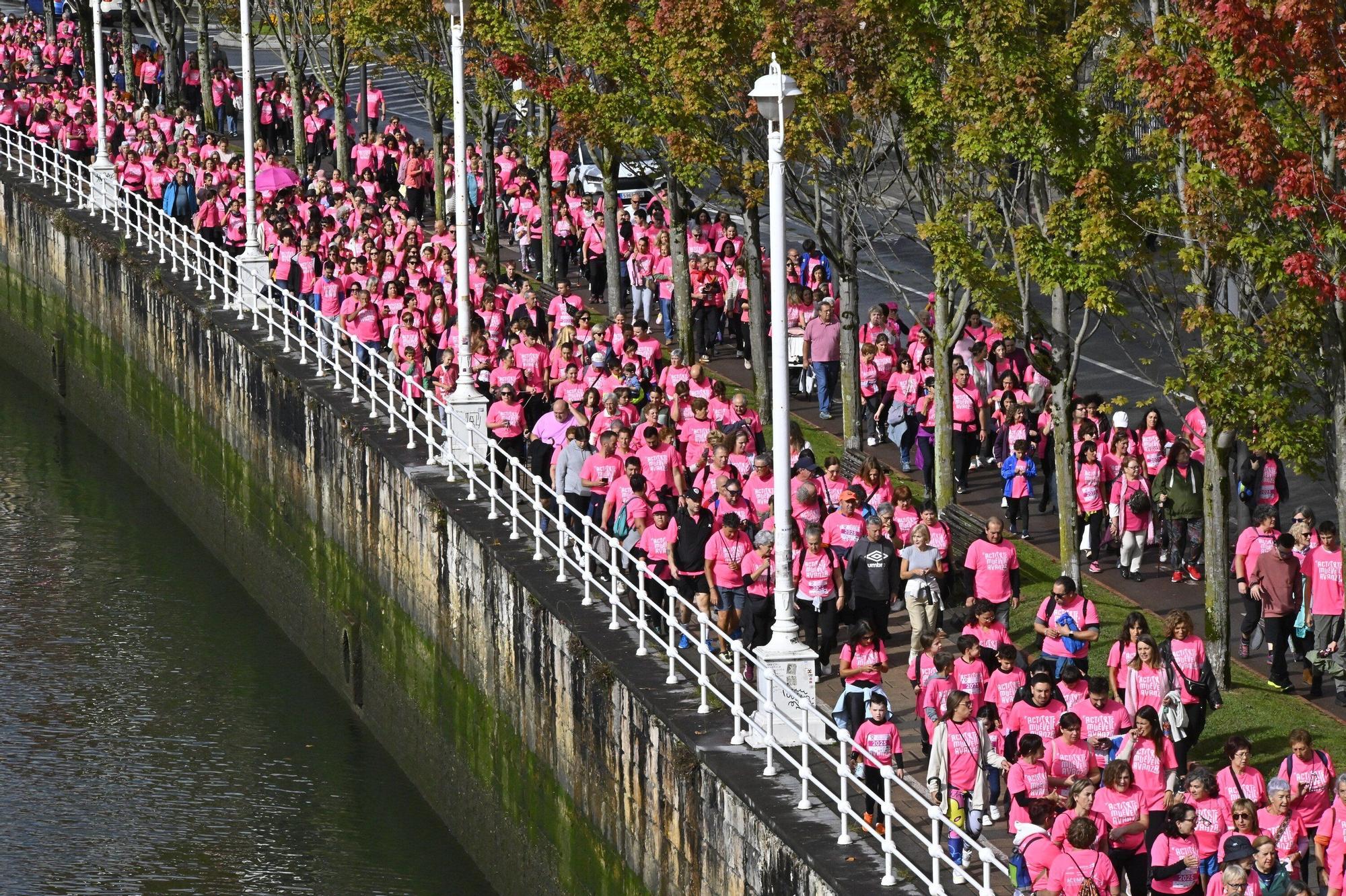 En imágenes: los paraguas tiñen la marea rosa de Bilbao