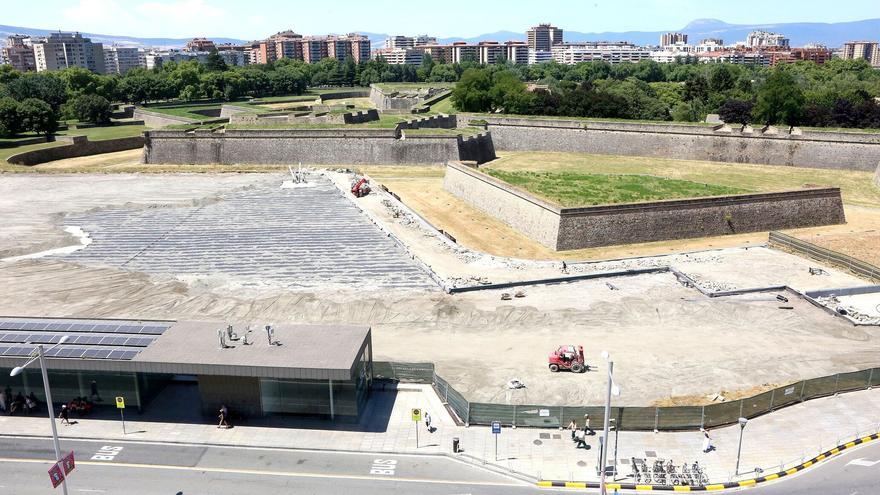 La explanada de la estación, lista para los fuegos