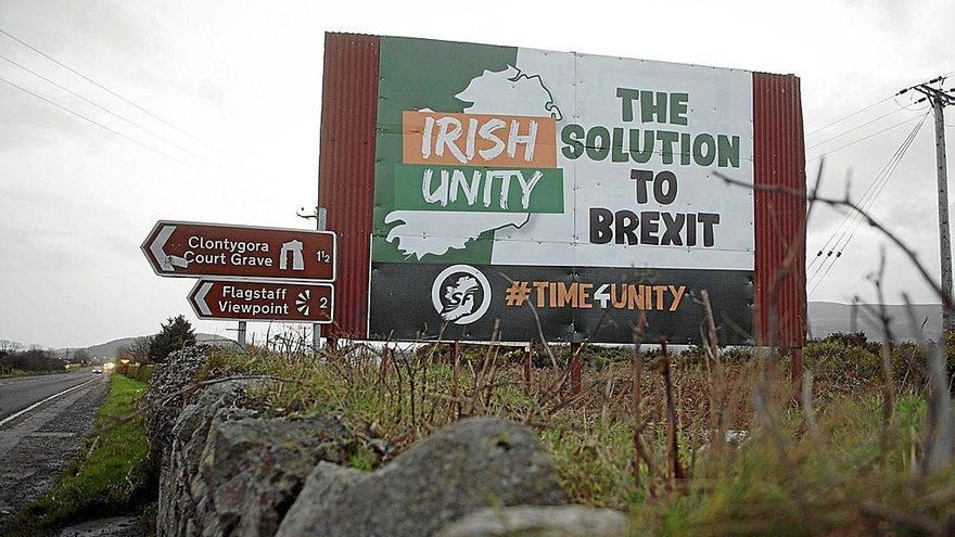 Un cartel &#039;anti-brexit&#039; en la frontera entre Irlanda e Irlanda del Norte reza: &quot;La solución para el &#039;brexit&#039;, la unidad de Irlanda&quot;. Foto: Aidan Crawley (Efe)