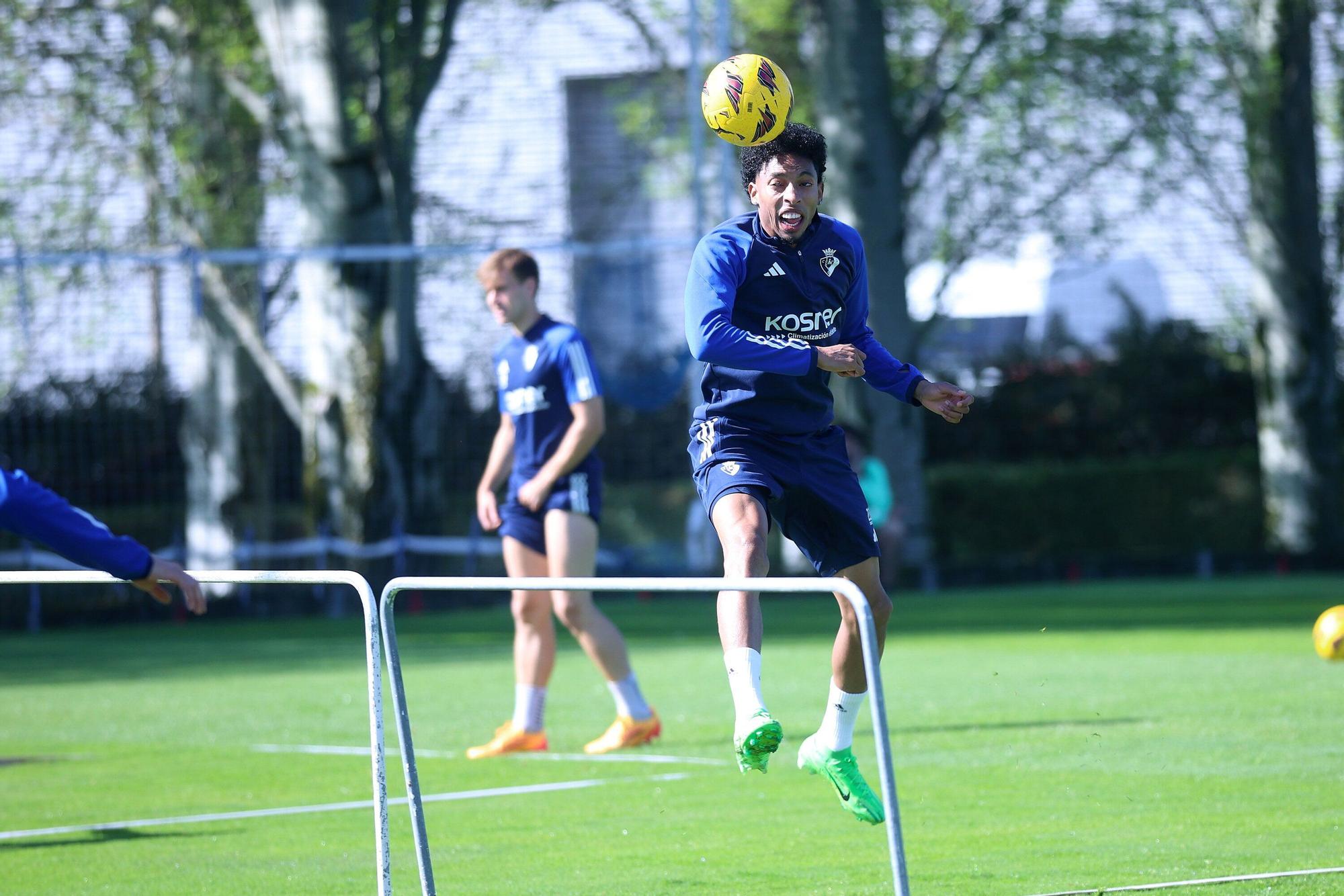 Osasuna se prepara para el Valencia: radiantes sonrisas en una calurosa mañana en Tajonar