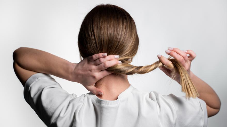 Los hábitos que aceleran la caída del cabello, según una cirujana capilar