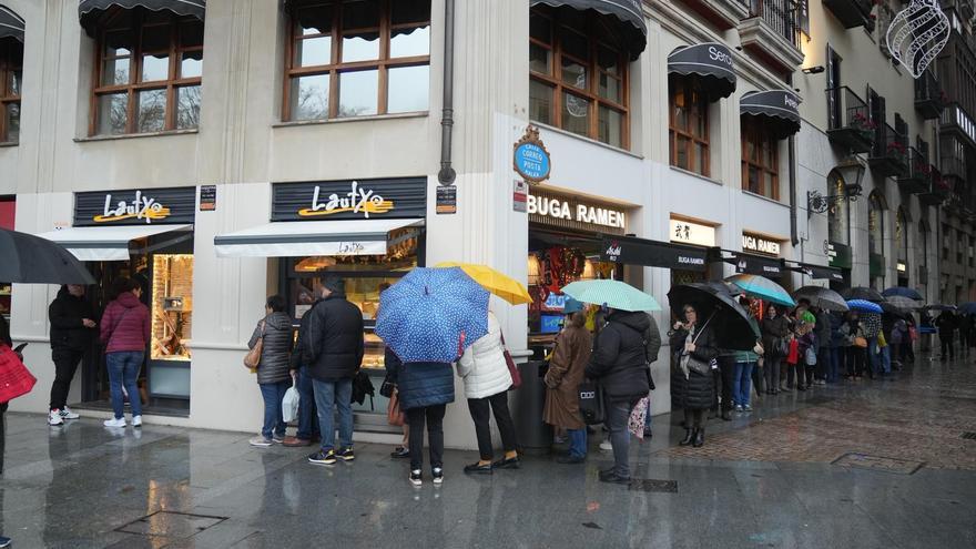 En imágenes, Nochebuena en Bilbao: colas, parkings completos y compras de última hora