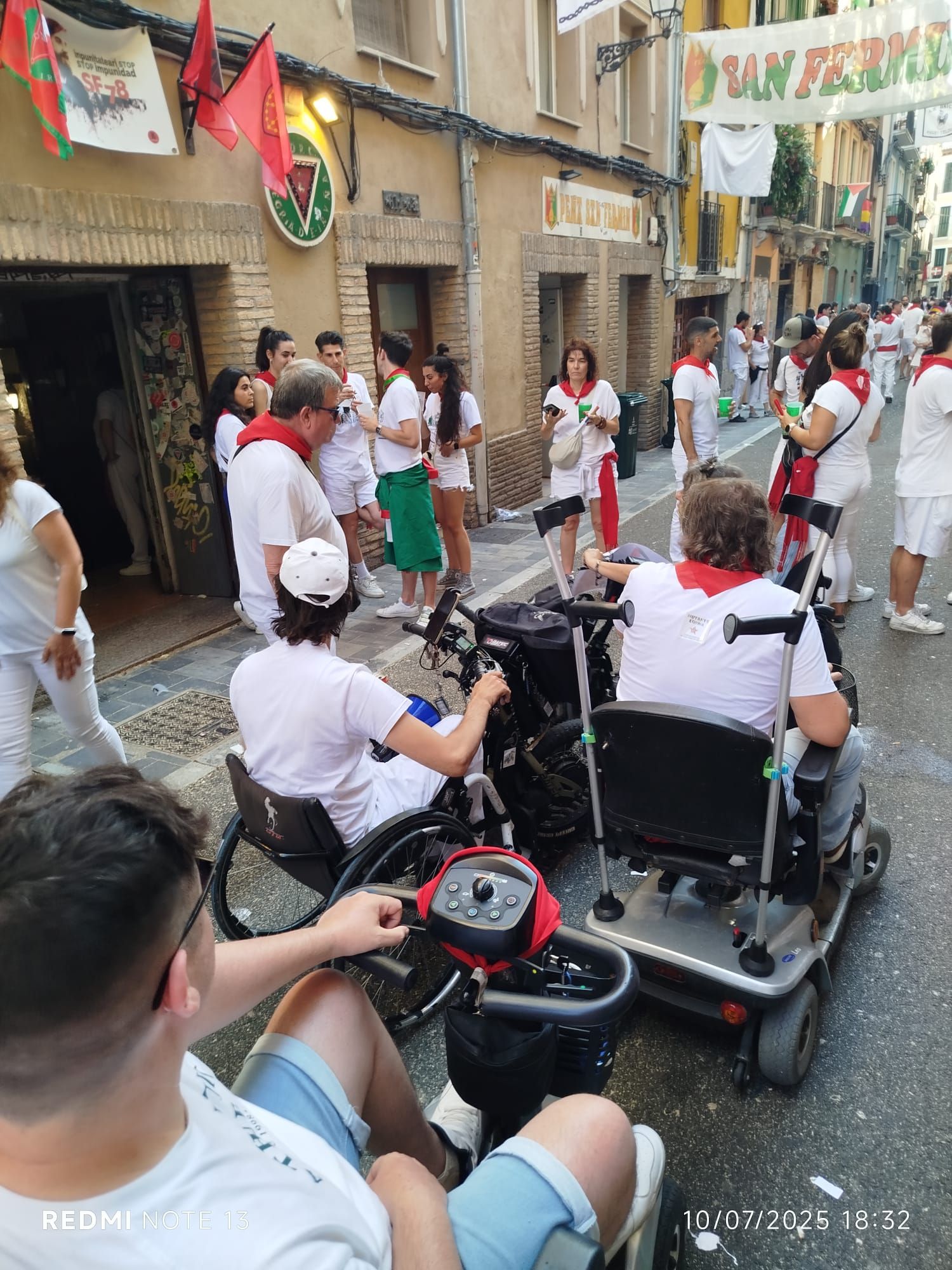 El Mutante Eguna, "la cuadrilla de los cojos" de fiesta por San Fermín