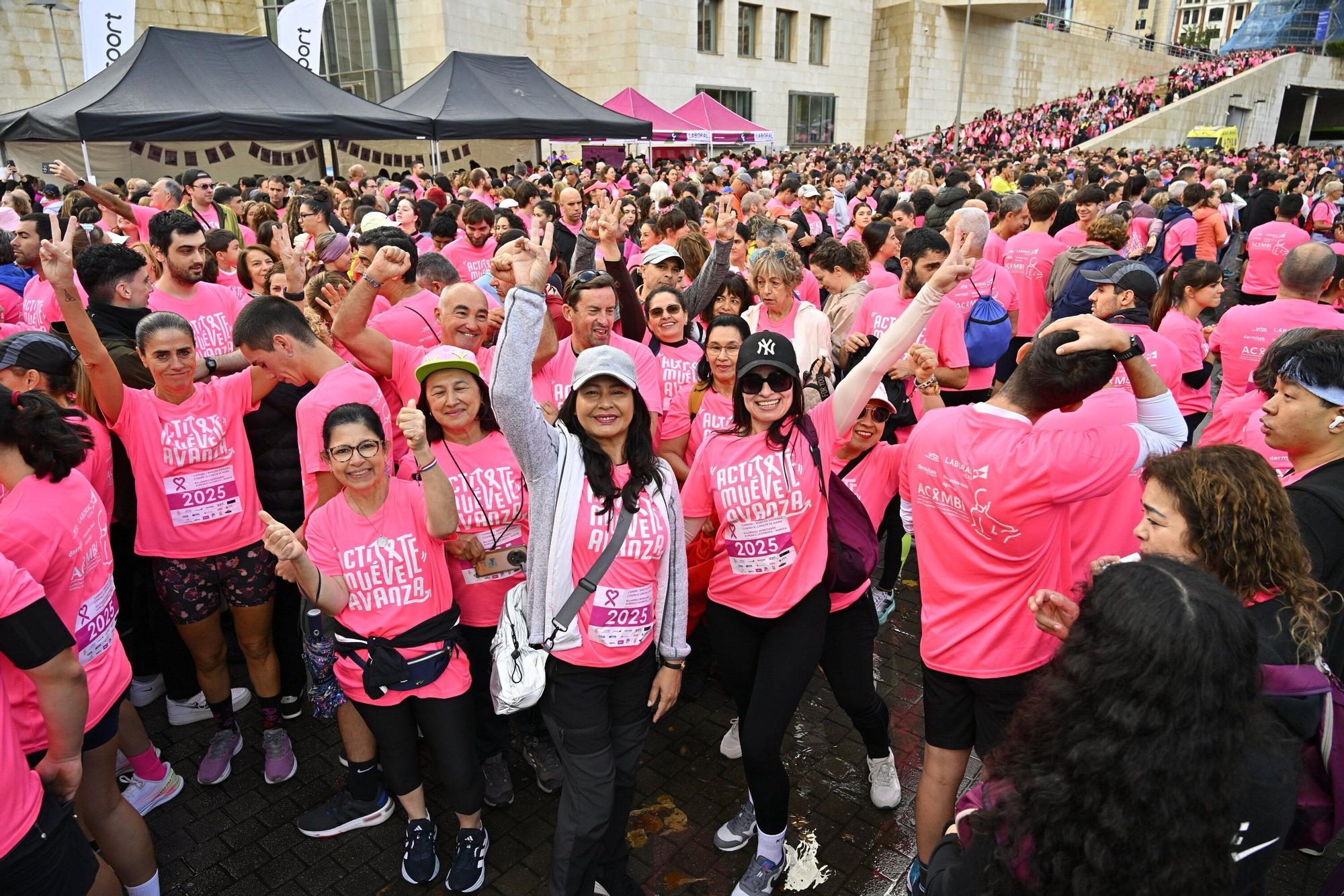 En imágenes: los paraguas tiñen la marea rosa de Bilbao