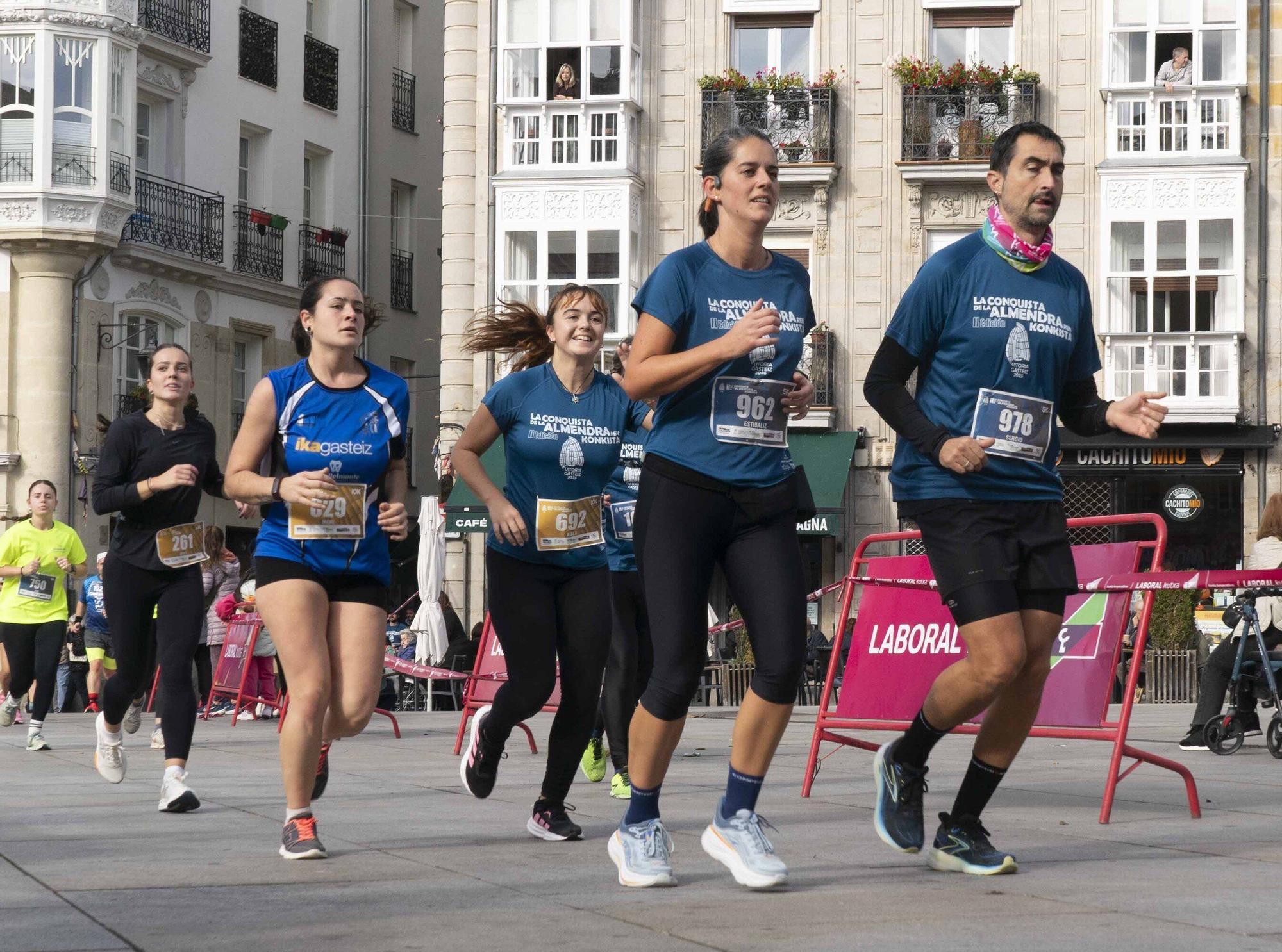 En imágenes: Un millar de corredores atraviesan la almendra