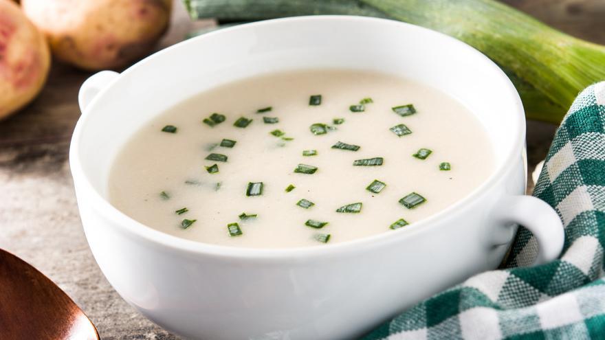 Hoy hacemos vichyssoise y así podemos aprovechar la parte verde del puerro que nos sobra
