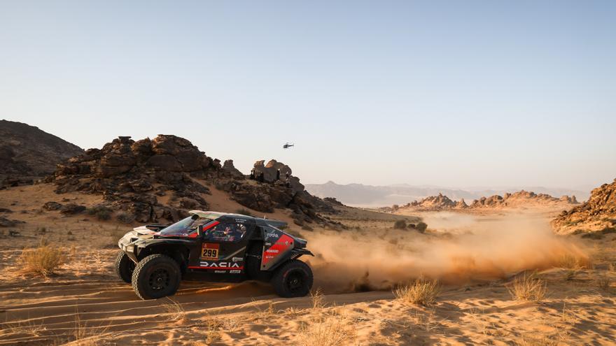 Al-Attiyah vuelve al frente del Dakar, donde se sostiene Sanders