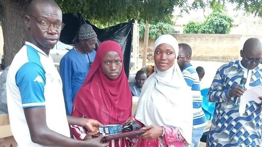 Solidaridad desde Aretxabaleta: jóvenes senegaleses reciben ordenadores para impulsar su educación universitaria