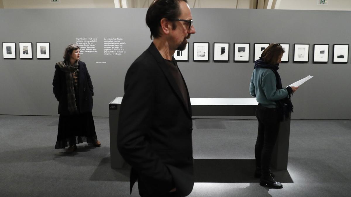 El artista, durante la presentación de su exposición ‘Signos, paisajes, accidentes’.