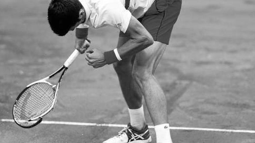 Djokovic revienta su raqueta en París