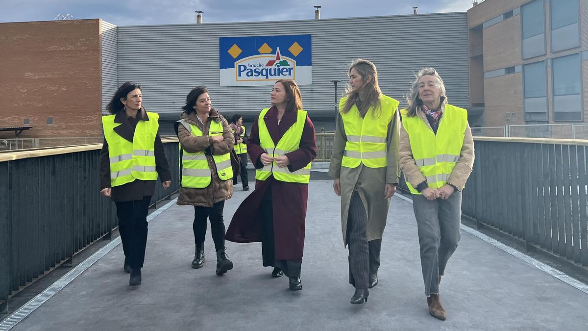 Foto de la visita de la ministra para la Transición Ecológica, Sara Aagesen, a las obras de renaturalización del canal de Artia.