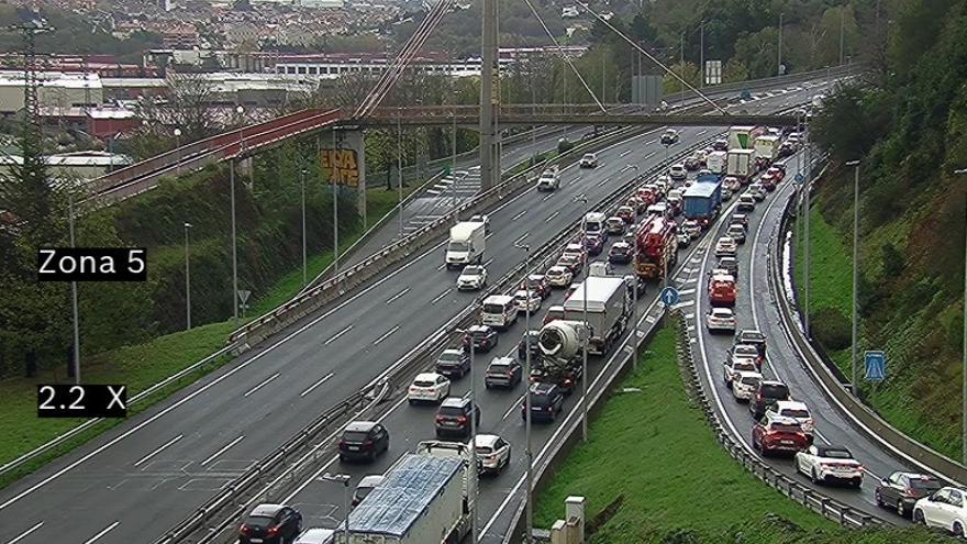 Retenciones kilométricas en el corredor del Txorierri dirección Galdakao por un accidente de tráfico