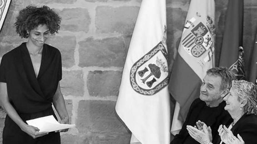 Bertha Bermúdez, sonriente tras su alocución, ante la cariñosa mirada de los Lainez.