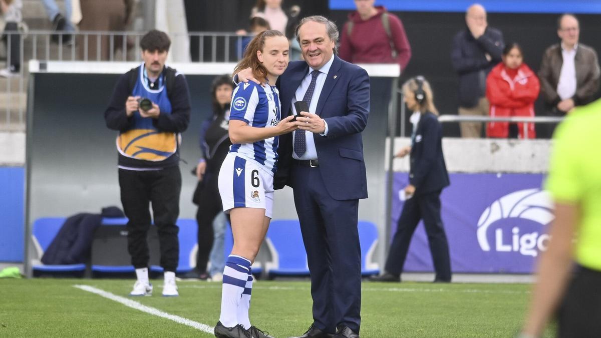 Ane Etxezarreta recibe de manos de Aperribay la insignia de oro y brillantes de la Real, el pasado 11 de mayo.