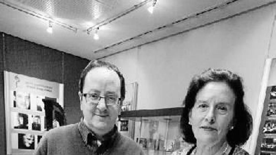 Bagüés y Emma Soto muestran la partitura de la obra para órgano &quot;Cripta&quot;, en la sede de Eresbil.
