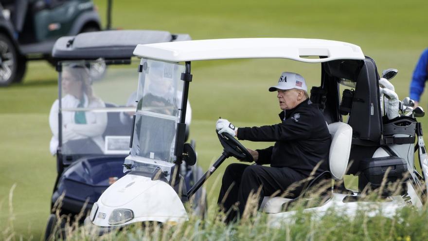 Trump juega al golf en Escocia antes de sus reuniones con Von der Leyen y Starmer