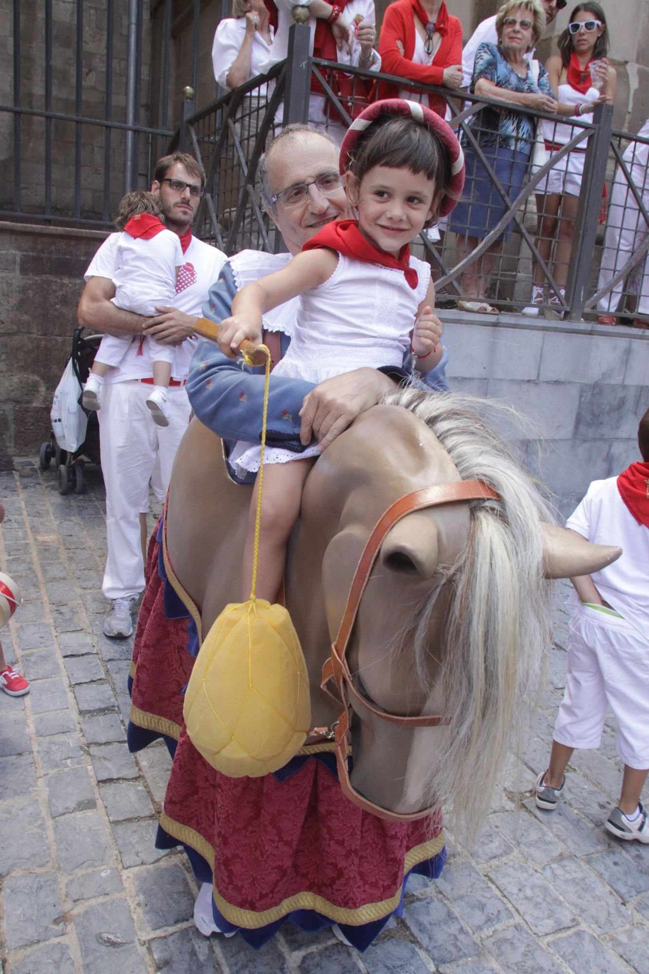 Juan Sáinz con un niño.