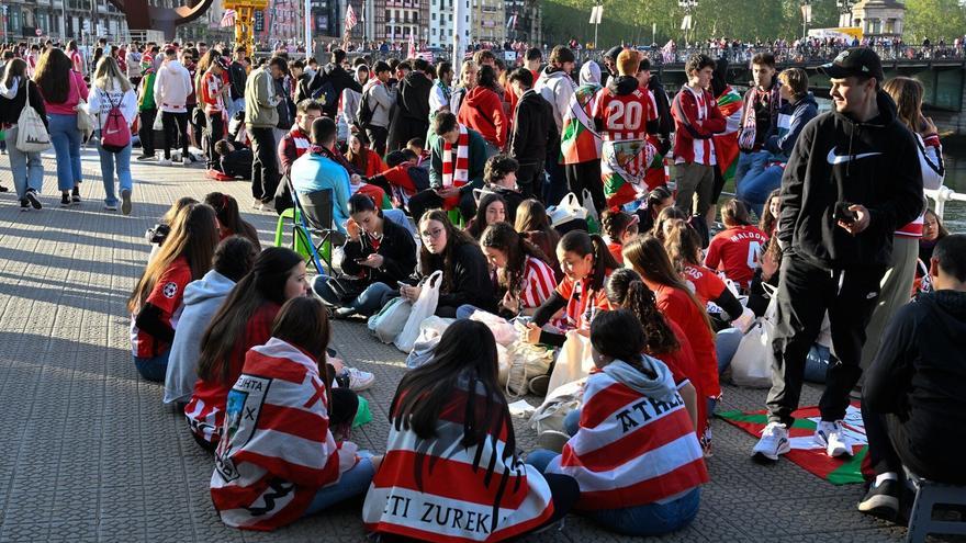 La marea rojiblanca espera a la gabarra