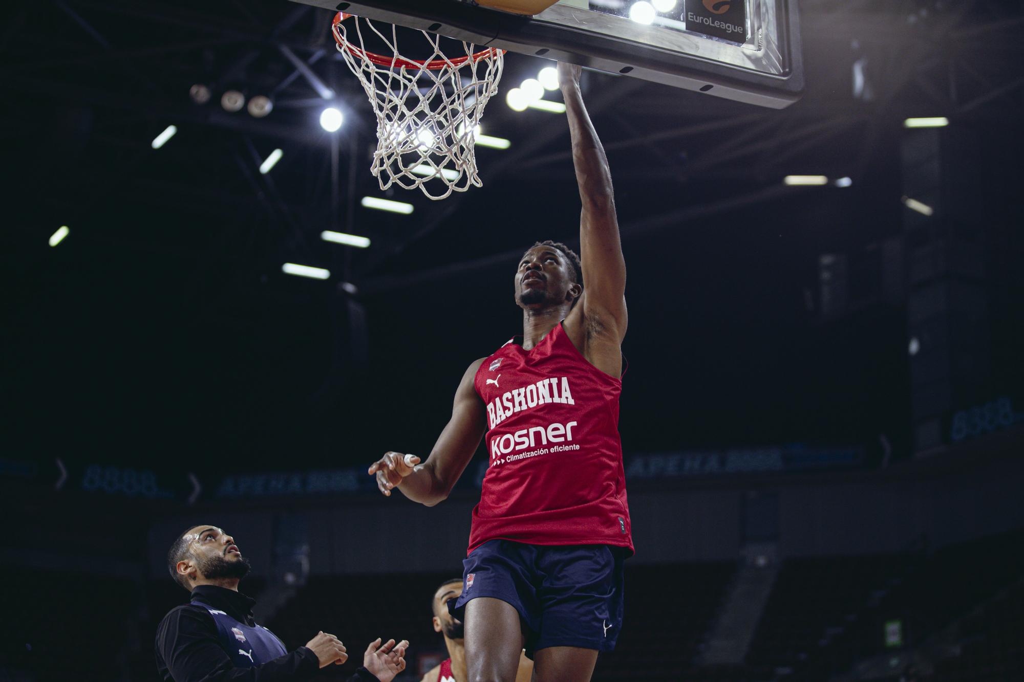 Howard observa a Diakite durante el entrenamiento de este lunes en Sofía.