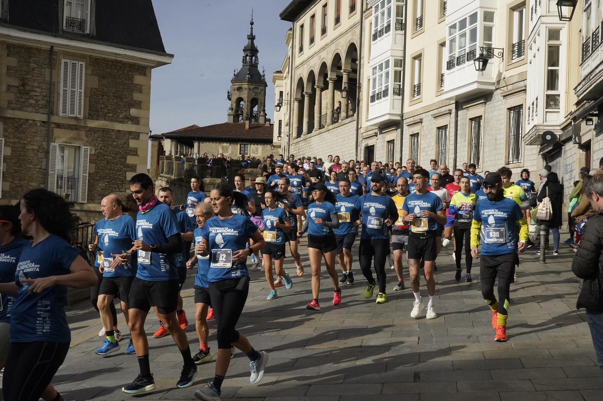 En imágenes: Miles de personas conquistan la Almendra de Gasteiz
