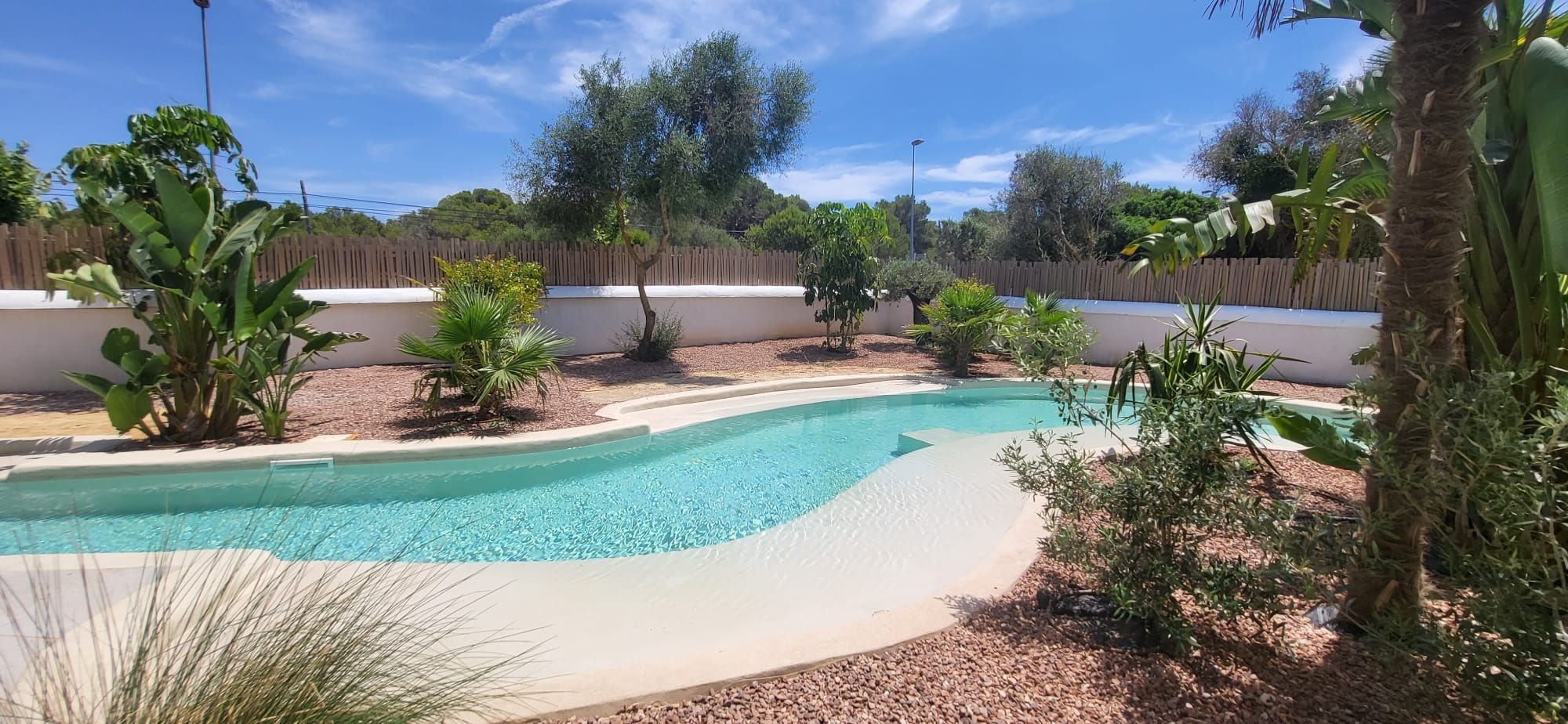 Lo rompedora piscina Mediterranean Sea, diseñada por una constructora donostiarra, para un hotel en Menorca
