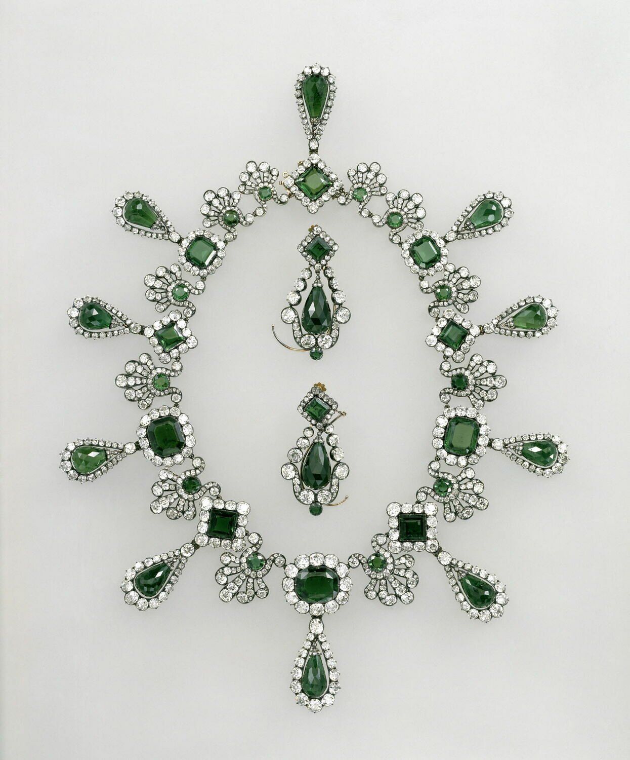 Imagen facilitada de un collar de esmeraldas y unos pendientes de la misma gema de la reina María Luisa robados del Museo del Louvre, en París.