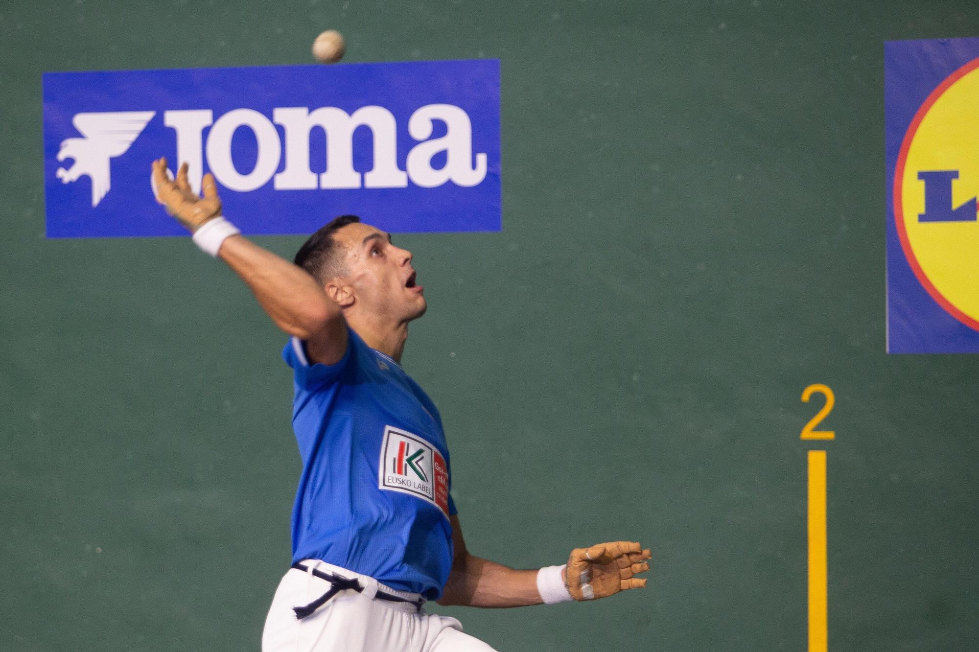 Joanes Bakaikoa gana su primer punto de la liguilla de cuartos de final del Cuatro y Medio ante Javier Zabala en Lekunberri.