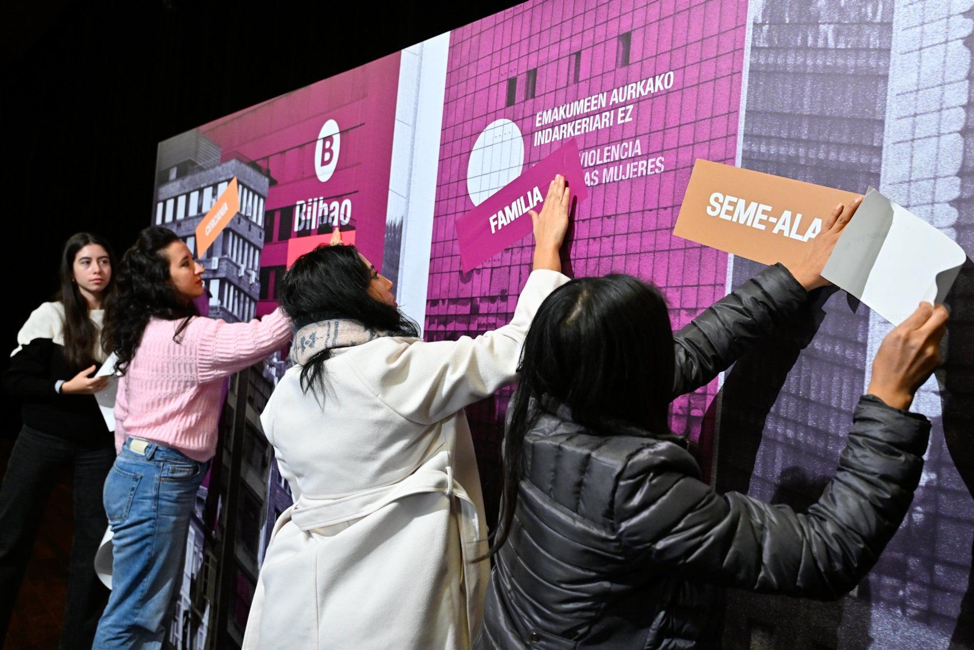 En imágenes: El Ayuntamiento de Bilbao conmemora el 25N con un acto simbólico en el Teatro Campos Elíseos