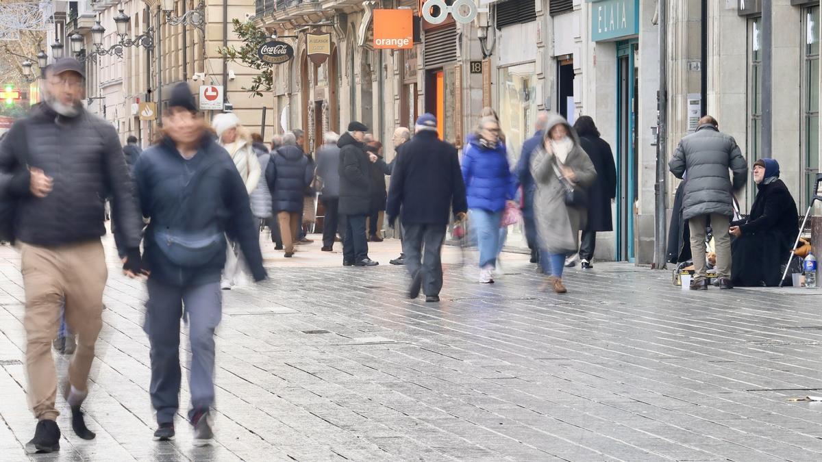 Varias personas ajenas a esta información pasean por el centro de Vitoria.
