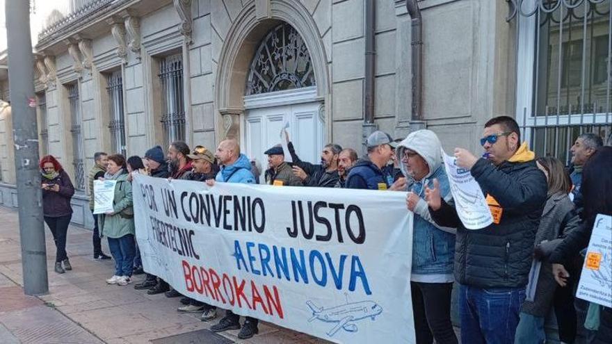 La plantilla de FIBERTECNIC protestan frente al Parlamento Vasco La plantilla de FIBERTECNIC protestan frente al Parlamento Vasco