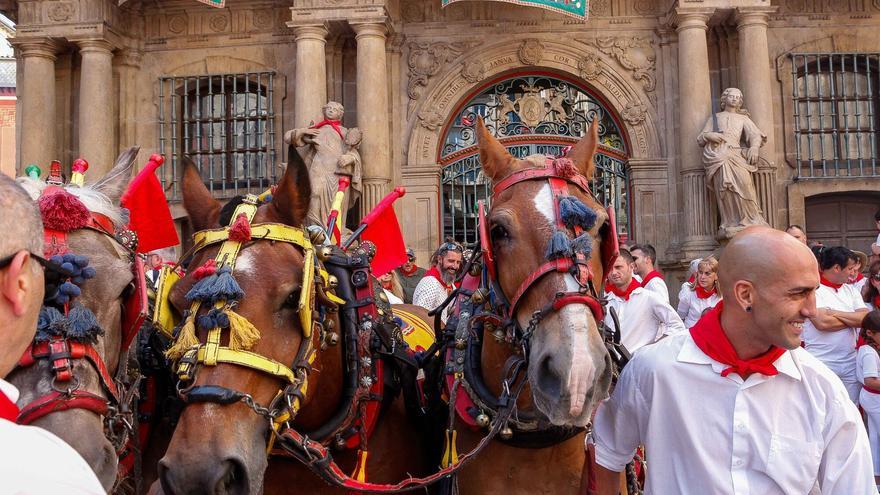 Instantáneas de la llegada de las peñas y mulillas a la corrida del 7 de julio