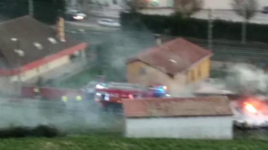 Bomberos apagan el fuego provocado por una aeronave estrellada en Noáin