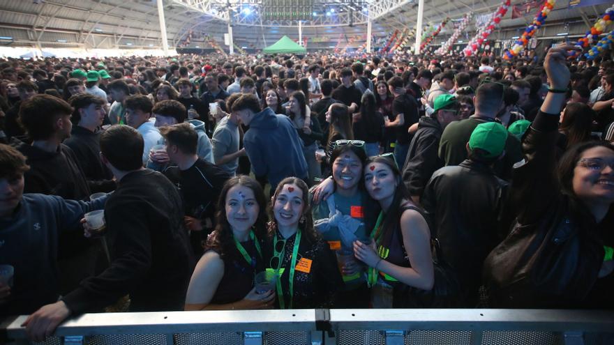 FOTOS | Ambiente festivo y seguridad policial en una Carpa multitudinaria