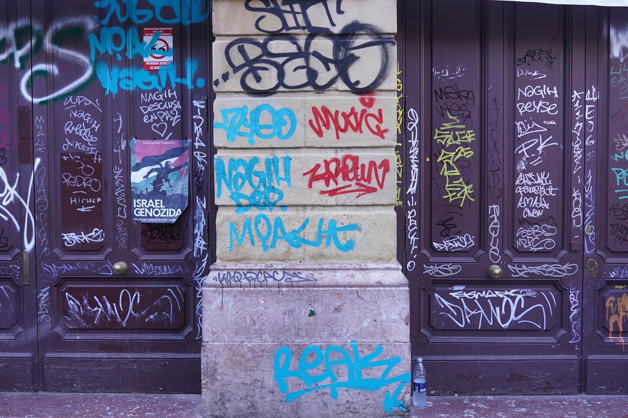 En fotos: vandalizan la fachada y las entradas del teatro Arriaga