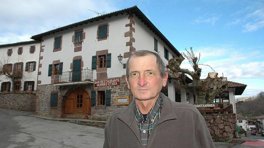 El alcalde, Jesús Agerre, en el acceso a Zugarramurdi.