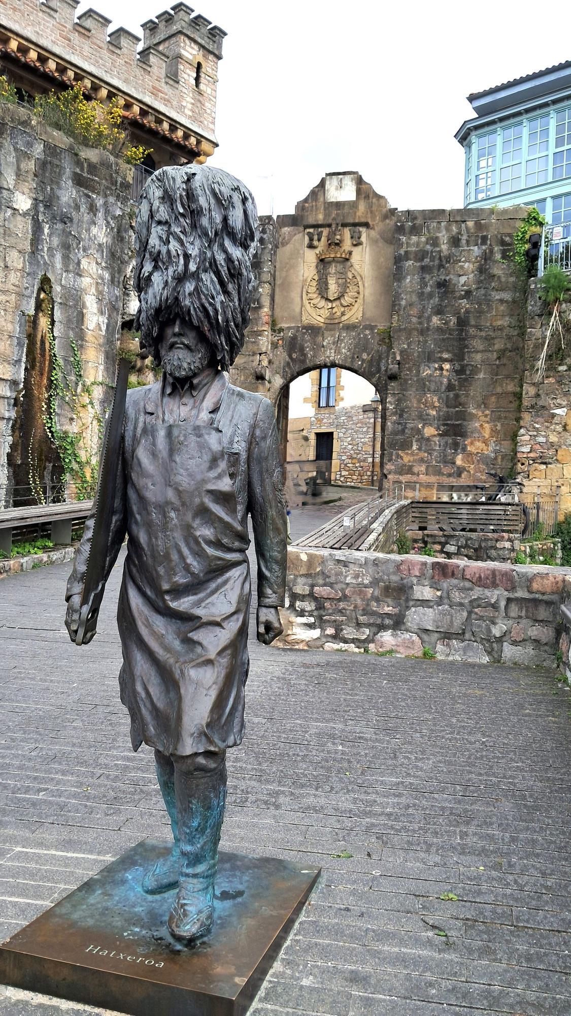 Escultura de &#039;Hatxero&#039; junto a la puerta de Santa María.