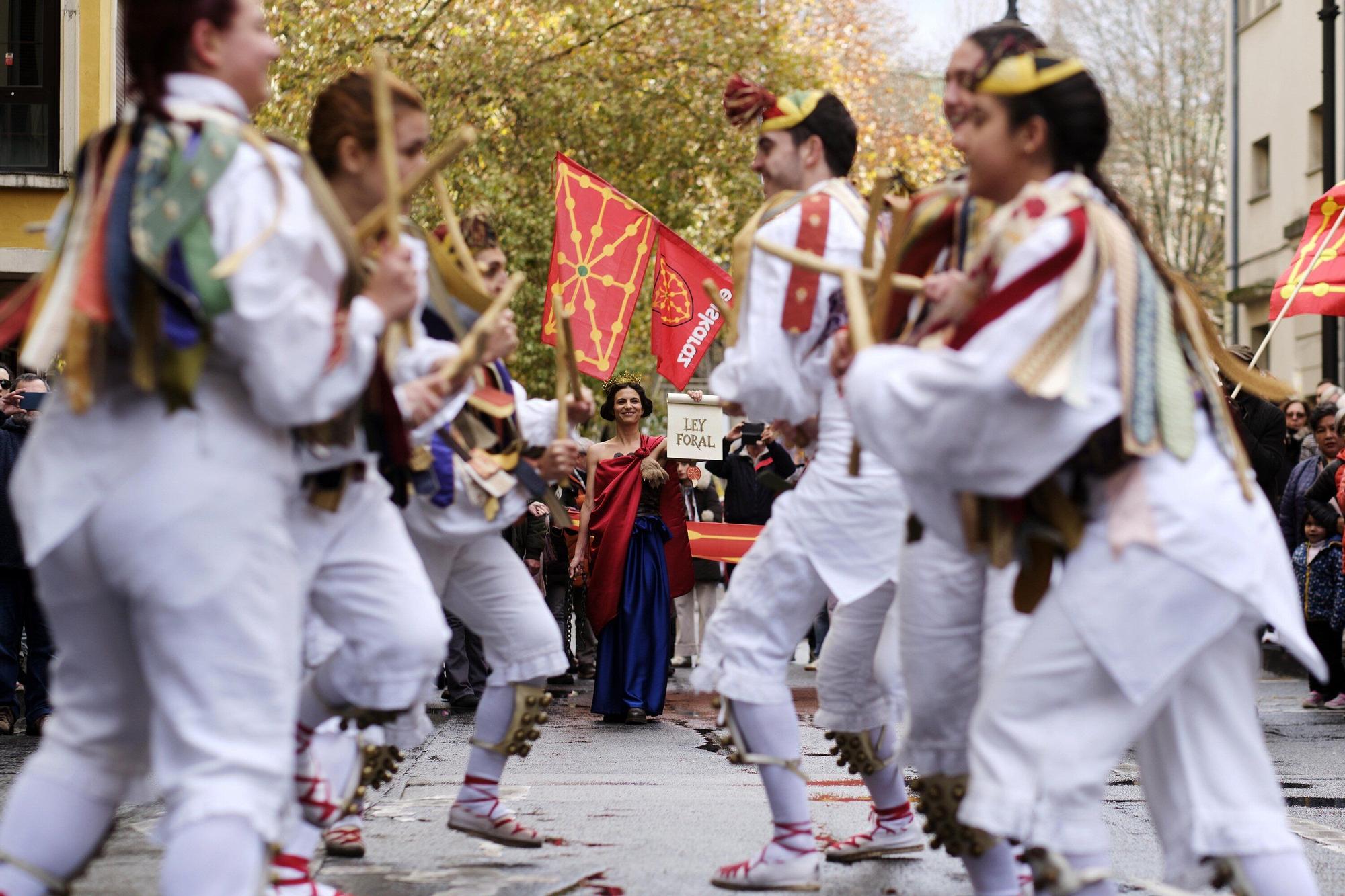 Fotos del homenaje a la estatua que corona el monumento que se erigió hace más de 100 años recordando la lucha popular en el Día de Navarra